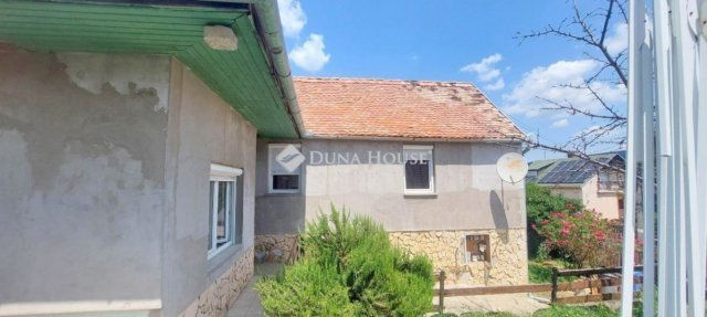 Eladó családi ház, Pécsett 31.9 M Ft, 4+1 szobás