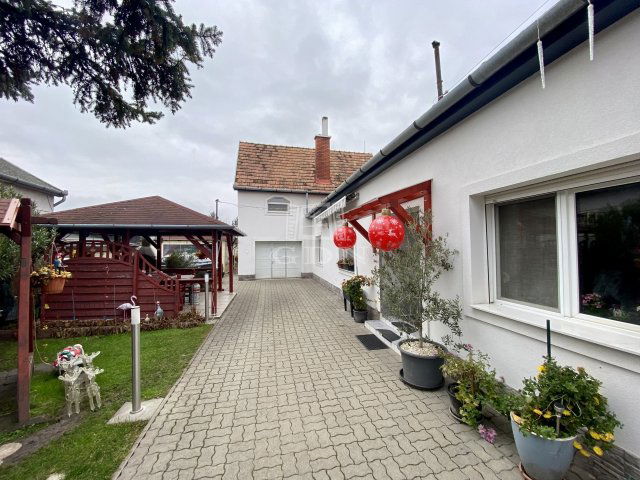 Eladó családi ház, Tökölön 95 M Ft, 6+1 szobás