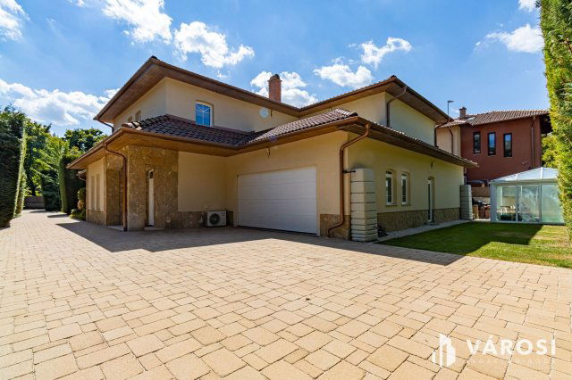Eladó családi ház, Gödön 320 M Ft, 7 szobás