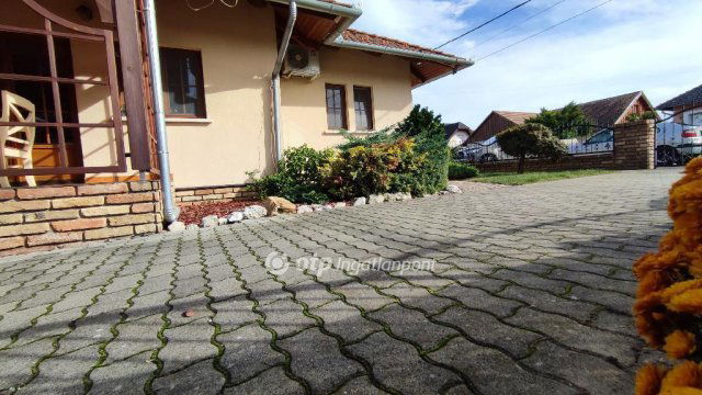 Eladó családi ház, Balatonberényben 159.99 M Ft, 6 szobás