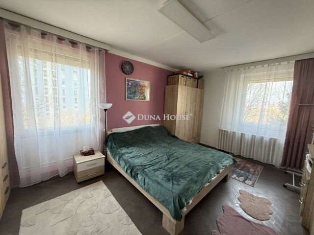 Eladó panellakás, Pécsett 61.99 M Ft, 3 szobás