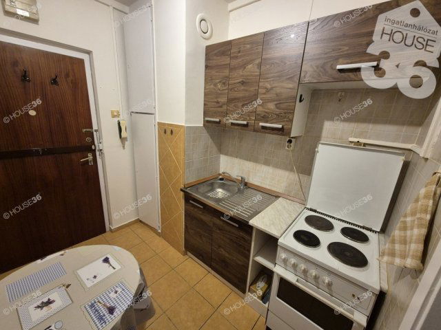 Eladó panellakás, Kecskeméten 39.5 M Ft, 1 szobás