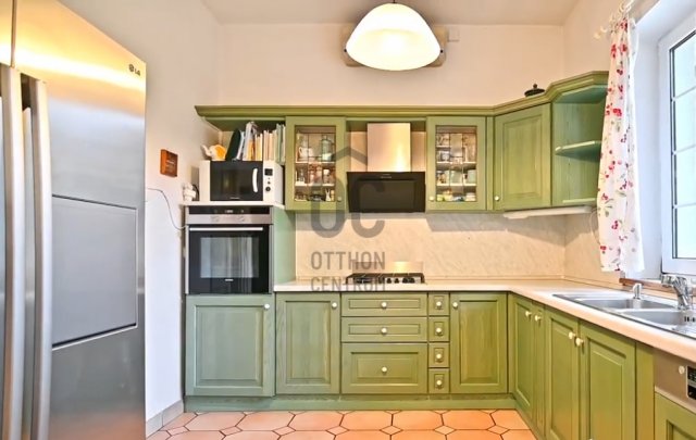 Eladó családi ház, Telkin 560 M Ft, 8 szobás