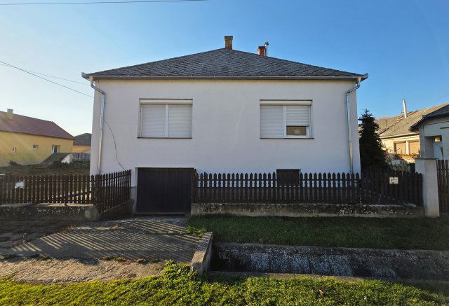 Eladó családi ház, Timáron 31.9 M Ft, 2+1 szobás