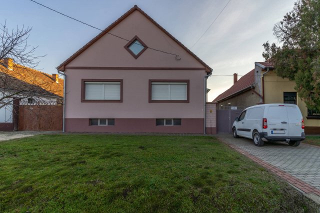 Eladó családi ház, Érsekcsanádon 69 M Ft, 6 szobás