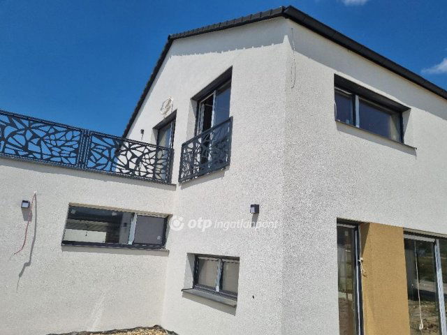 Eladó ikerház, Budajenőn 175 M Ft, 4+1 szobás