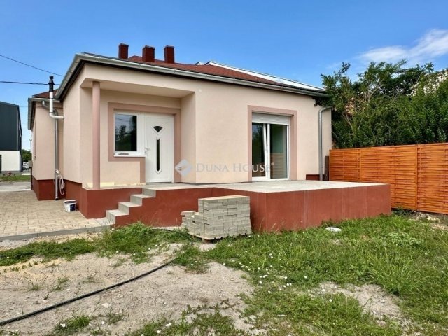 Eladó családi ház, Pécsett 88.9 M Ft, 4 szobás