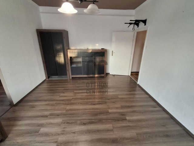 Eladó téglalakás, Kecskeméten 32 M Ft, 2 szobás