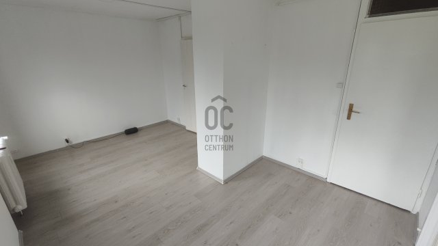 Eladó panellakás, Pétfürdőn 38.5 M Ft, 3 szobás