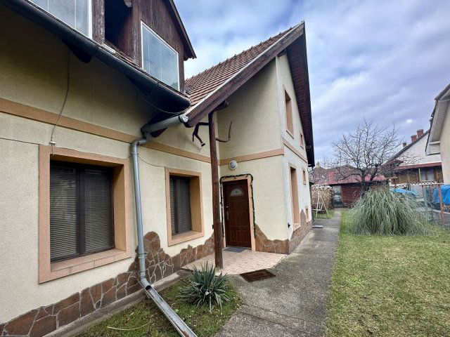 Eladó családi ház, Tapolcán 68 M Ft, 4+4 szobás