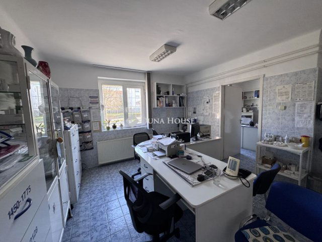 Eladó üzlethelyiség, Komlón, Petőfi téren 49.9 M Ft, 3 szobás