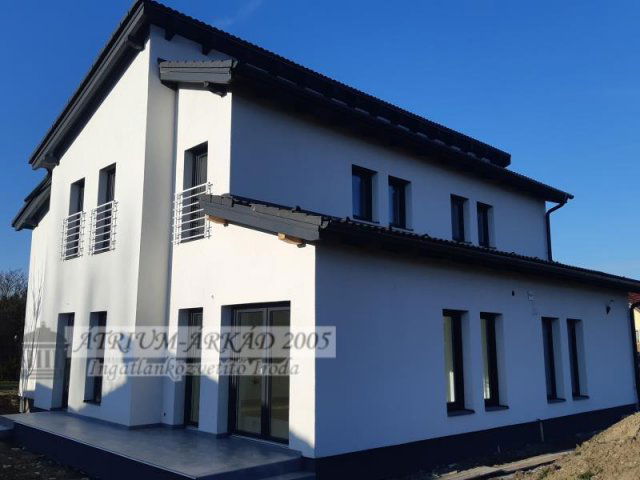 Eladó téglalakás, Velencén 95 M Ft, 5 szobás
