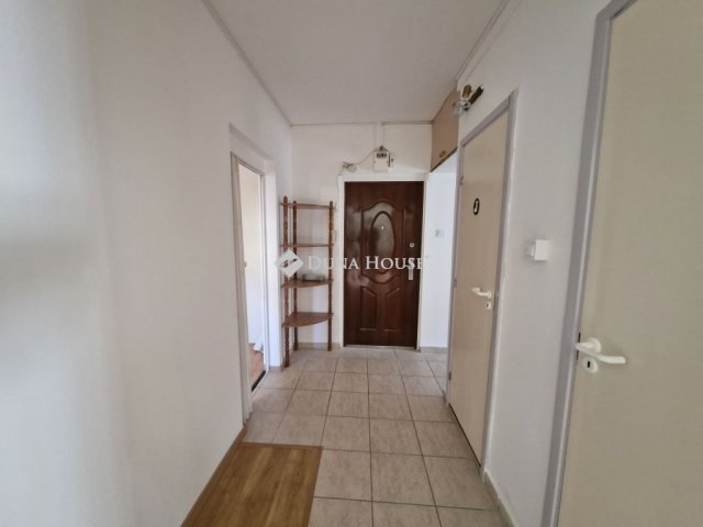 Eladó panellakás, Komáromban, Kelemen László utcában 48 M Ft