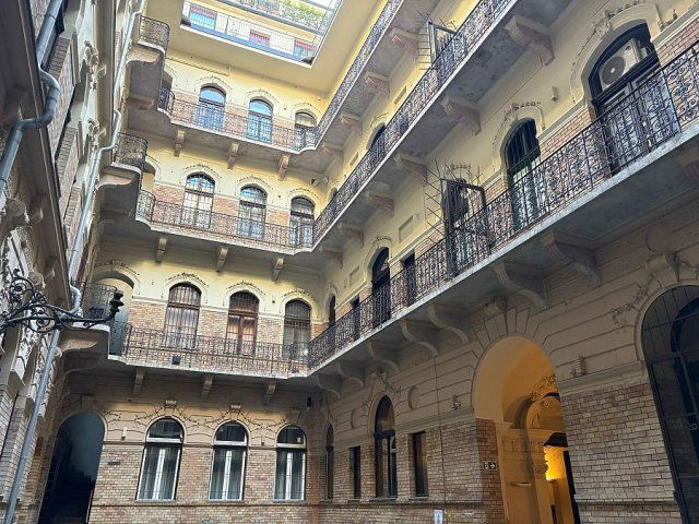 Eladó téglalakás, Budapesten, VI. kerületben, Eötvös utcában