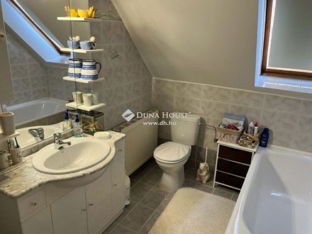 Eladó családi ház, Balatonalmádiban 229.9 M Ft, 6 szobás