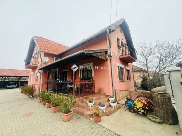 Eladó családi ház, Vecsésen 120 M Ft, 3 szobás