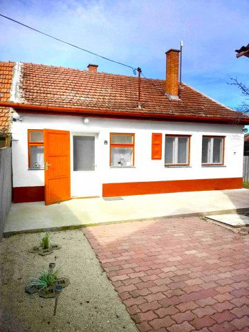 Eladó családi ház, Kiskunhalason 16 M Ft, 2 szobás