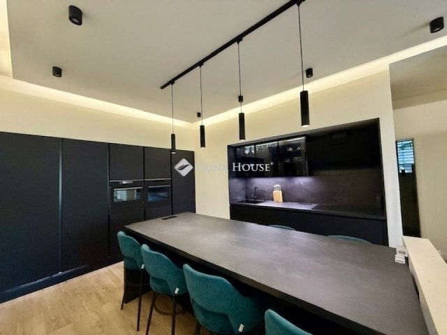 Eladó téglalakás, Pécsett 175 M Ft, 4 szobás