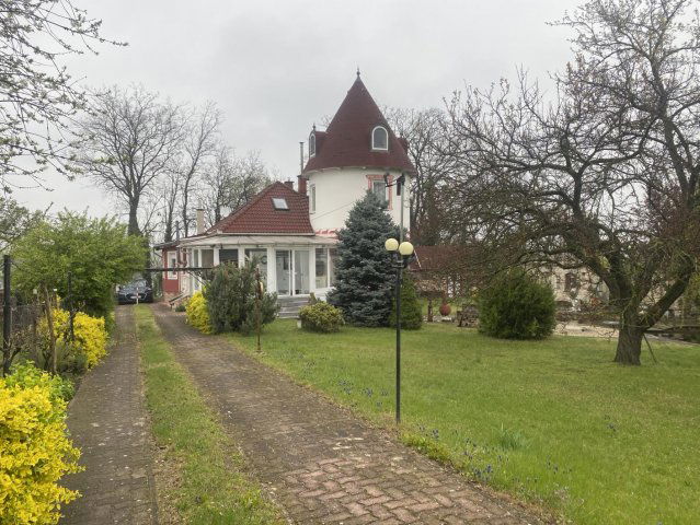 Eladó családi ház, Komáromban 140.9 M Ft, 3 szobás