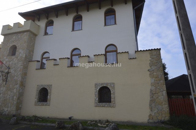 Eladó családi ház, Törökbálinton 580 M Ft, 27 szobás