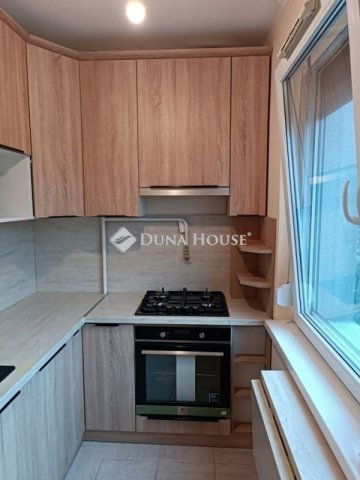 Eladó panellakás, Százhalombattán 68.4 M Ft, 3 szobás