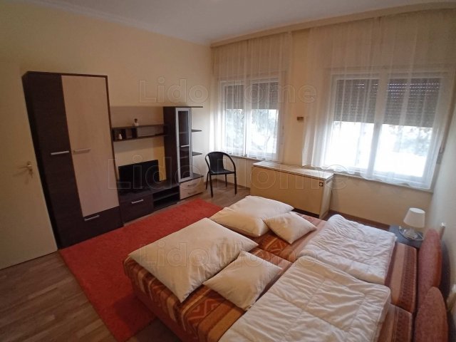 Eladó családi ház, Balatonföldváron 293 M Ft, 9 szobás