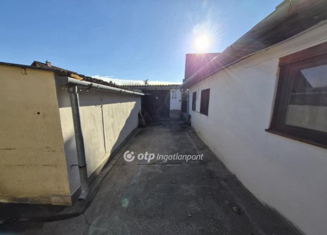 Eladó családi ház, Ercsiben 59.9 M Ft, 4 szobás