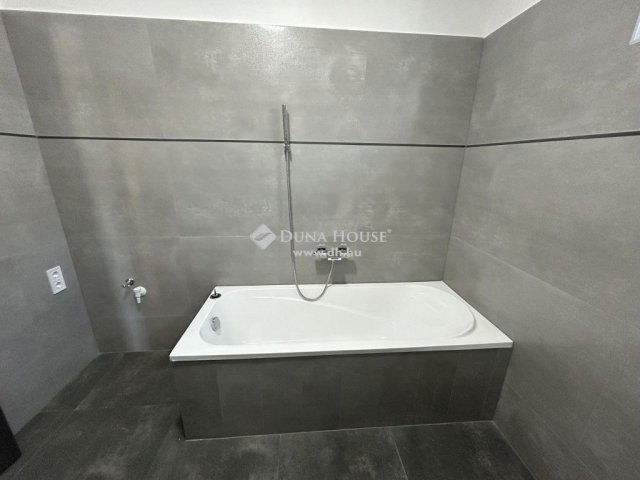 Eladó családi ház, Vecsésen 119.9 M Ft, 5 szobás