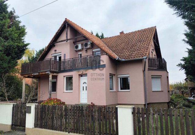 Eladó családi ház, Balatonszemesen 100 M Ft, 8 szobás