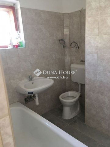 Eladó családi ház, Pécsett 48.5 M Ft, 4 szobás