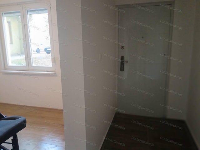 Eladó panellakás, Tatabányán 25 M Ft, 1+1 szobás