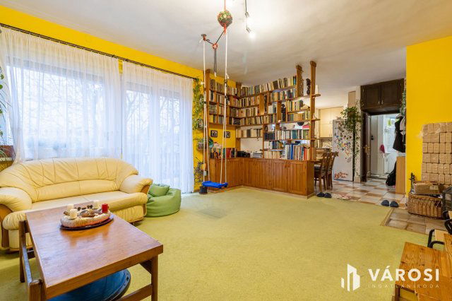 Eladó családi ház, Ürömön 259.9 M Ft, 9 szobás