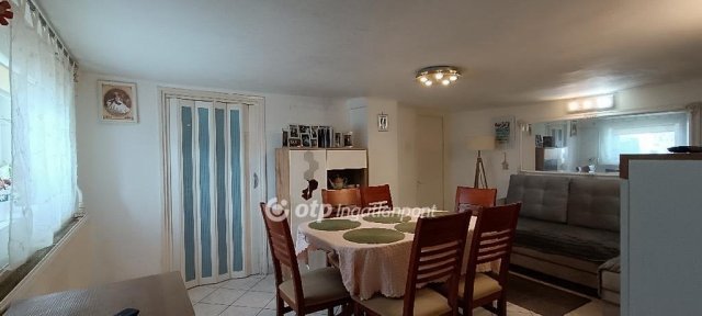 Eladó családi ház, Ajkán 74 M Ft, 4 szobás