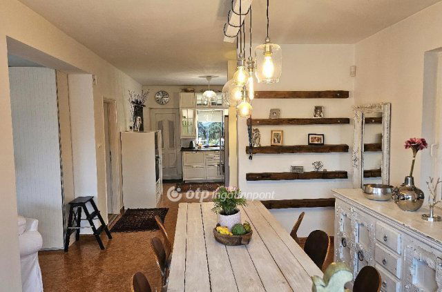 Eladó családi ház, Velencén 165 M Ft, 5 szobás