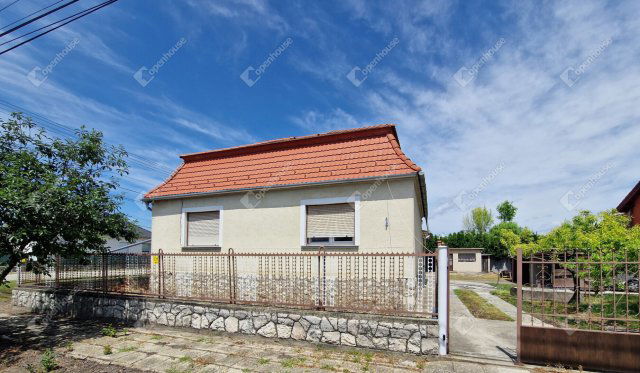 Eladó családi ház, Komáromban 59.9 M Ft, 3 szobás