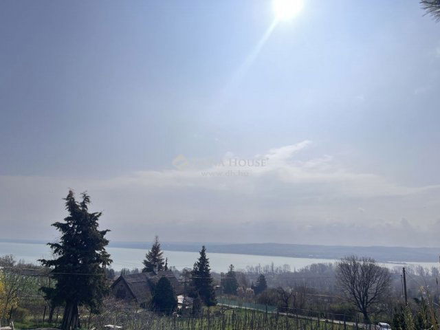 Eladó nyaraló, Tihanyban 125 M Ft, 1 szobás