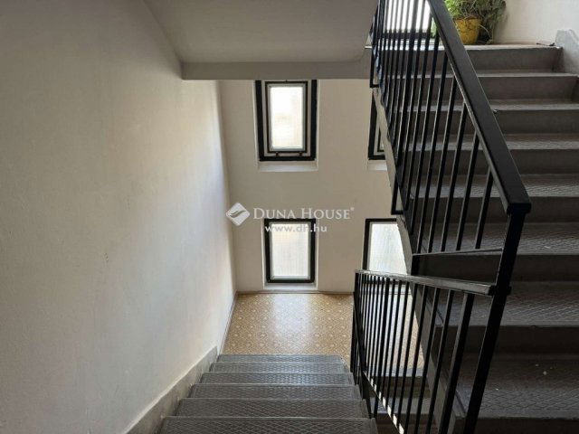 Eladó panellakás, Pécsett 39.9 M Ft, 2 szobás
