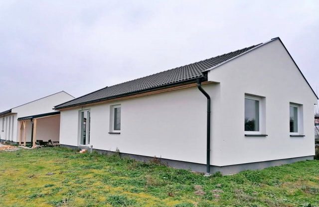 Eladó ikerház, Nagybajcson 75 M Ft, 4 szobás