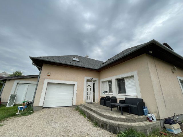 Eladó családi ház, Székesfehérvárott 150 M Ft, 6 szobás