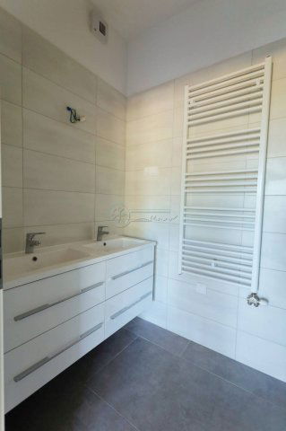 Eladó téglalakás, Szegeden 100 M Ft, 1+2 szobás