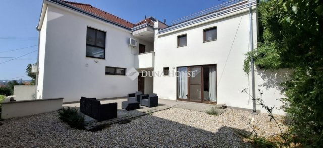 Eladó téglalakás, Pécsett 67.9 M Ft, 1+2 szobás