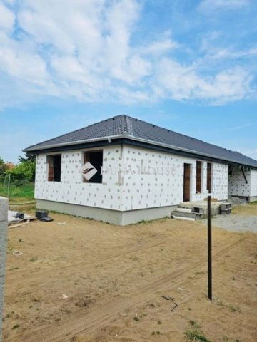 Eladó ikerház, Dánszentmiklóson 48.9 M Ft, 3 szobás