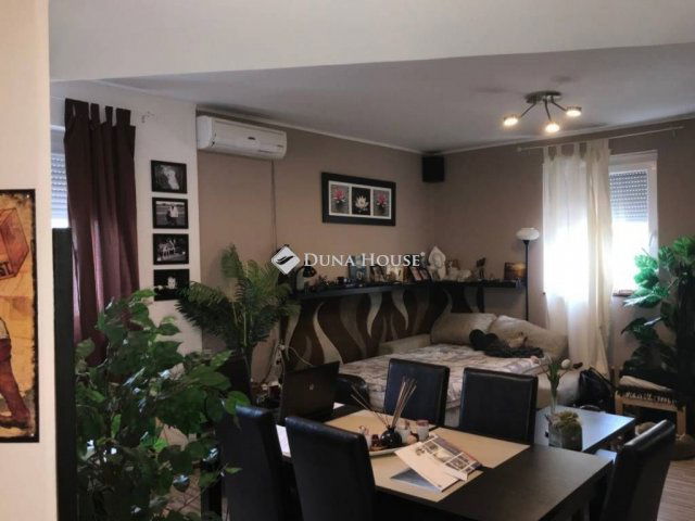 Eladó családi ház, Szigetszentmiklóson 310 M Ft, 9 szobás