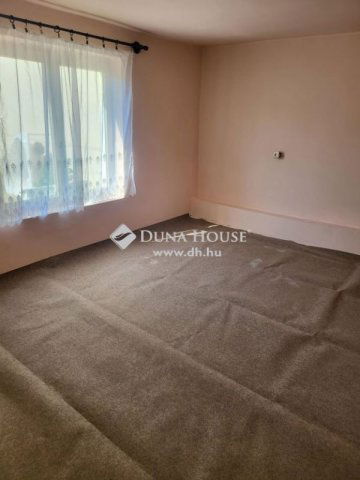 Eladó családi ház, Esztergomban 39.9 M Ft, 2 szobás