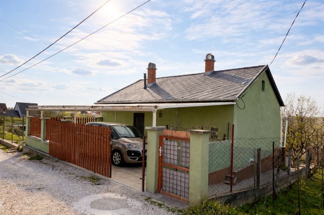 Eladó családi ház, Dunaalmáson 40 M Ft, 2 szobás