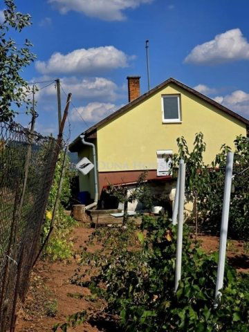 Eladó családi ház, Pécsett 39.9 M Ft, 2 szobás