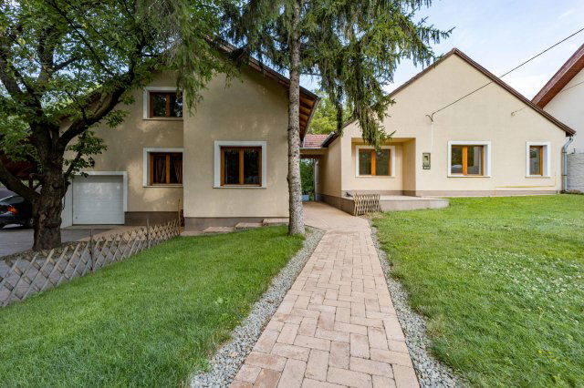 Eladó családi ház, Gödön 129.9 M Ft, 7 szobás
