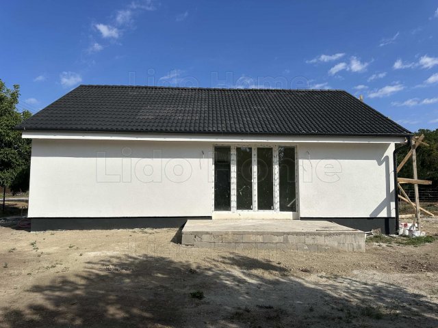 Eladó családi ház, Ádándon 72.7 M Ft, 4 szobás
