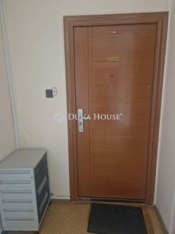 Eladó panellakás, Pécsett 59.9 M Ft, 3 szobás