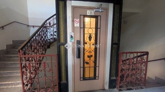 Eladó téglalakás, Budapesten, VI. kerületben 76.9 M Ft, 2 szobás